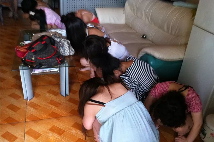 潮汕某地发廊卖淫,民警到场时他们还在实施.