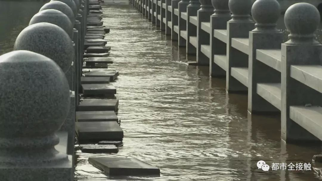 呼市这座桥通过时容易滑倒掉水里,有人却说.