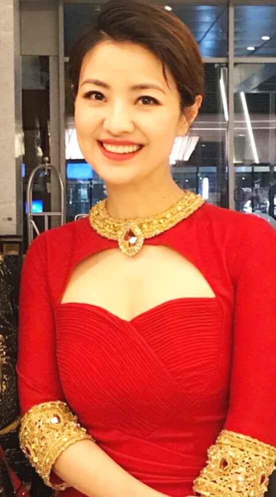 央视女主持涂经纬红裙秀紧致身材 笑容甜美似初恋