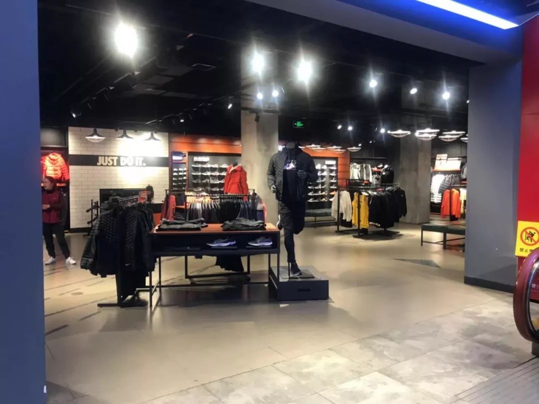 宜宾男子耐克专卖店购千元运动鞋,穿一天就开胶!商家这样说