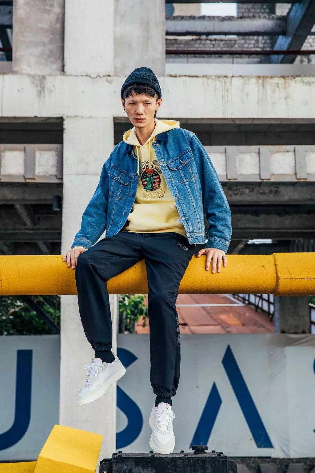 作为模特,好身材的赵航驾驭huf这样的滑板品牌同样可以.