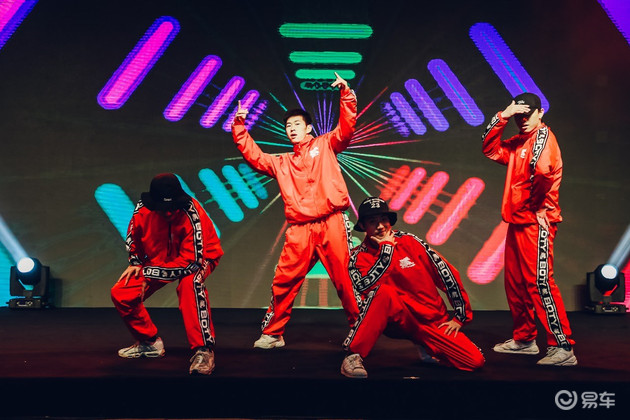 开场舞《炫舞狂潮》不负众望,延续开场前的热潮,霸气宣告新一代ix25
