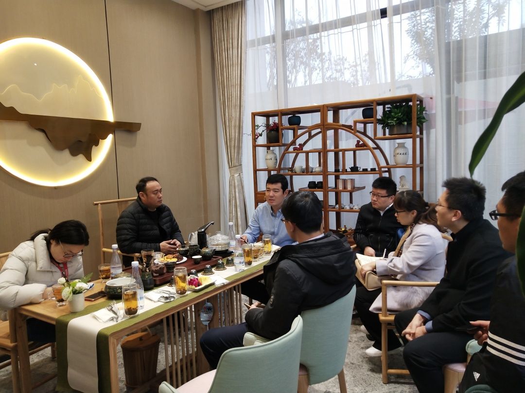 大家在现场置业顾问,物业等一线人员的配合下,重点针对华彤苑"毛坯