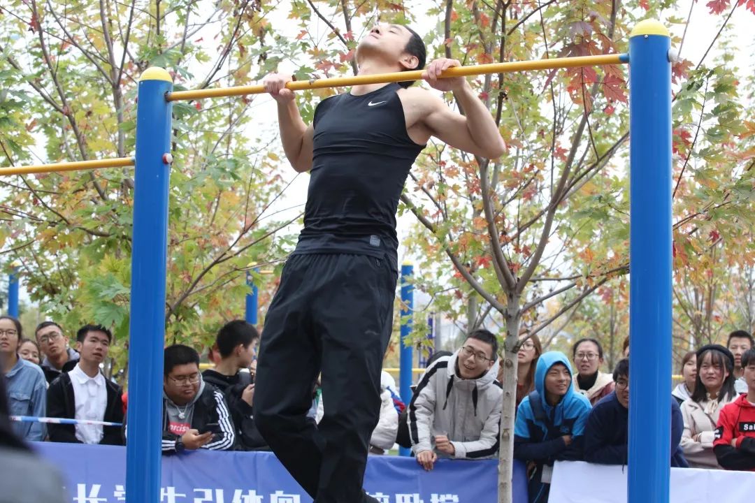 50多岁校长与大学生pk引体向上结果