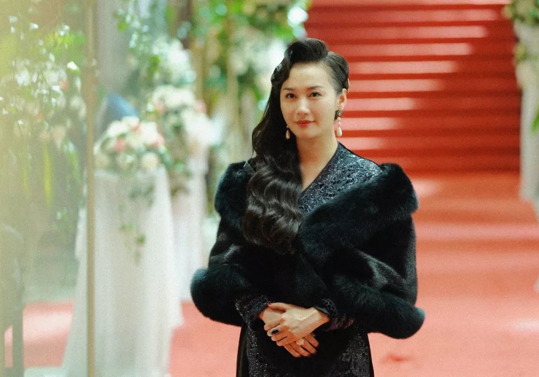 桃花面玲珑心冷艳佳人王婉娟惊蛰尽显女性力量