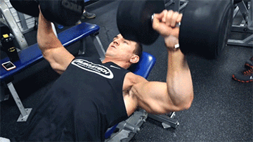 动作三:上斜哑铃飞鸟