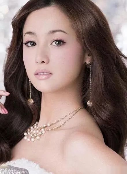 知名人气女星吸毒被捕