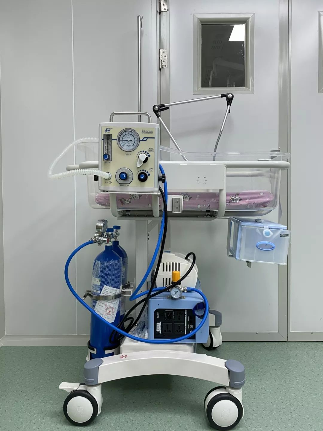 图为t组合复苏器01图为早产儿进行脐静脉置管术早产儿指怀孕满28周至