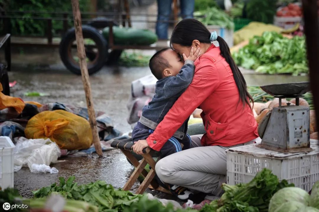 农村妈妈抱孩子的照片图片