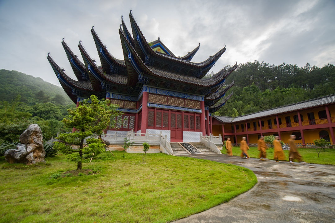 万行大和尚开示如何修行成为全然的人