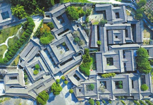 刘氏这个家族可以说是个功过共存的家族,既屠杀过革命义士,也率领出川