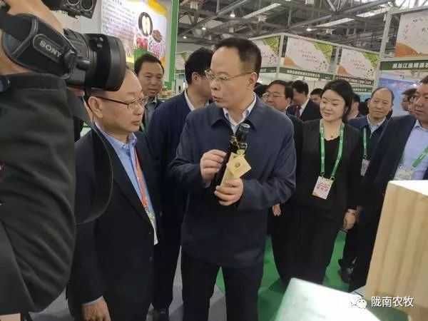 陇南市副市长张宏带领市政府办,市农业农村局等部门负责人以及7家企业
