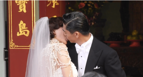 林志玲坐高脚椅上与老公交换戒指,连续拥吻三次,疑婚纱没穿内衣_婚礼