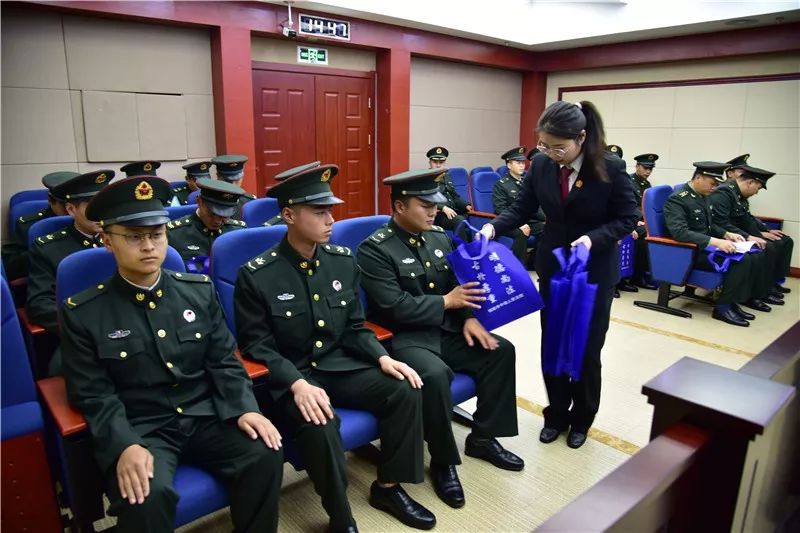 铜陵中院邀请驻铜部队官兵进法院观庭审