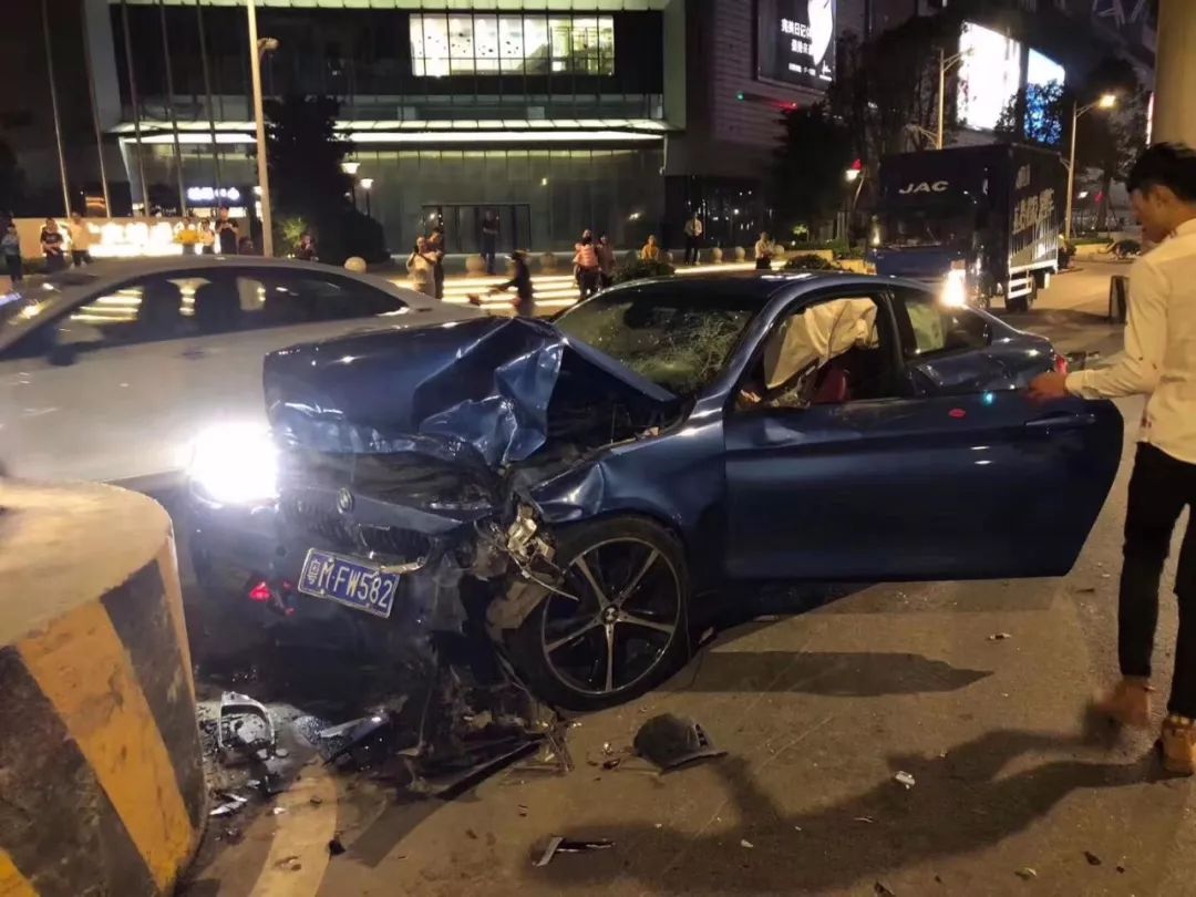 突发粤m牌照宝马车在佛山发生严重车祸3人被撞现场惨烈
