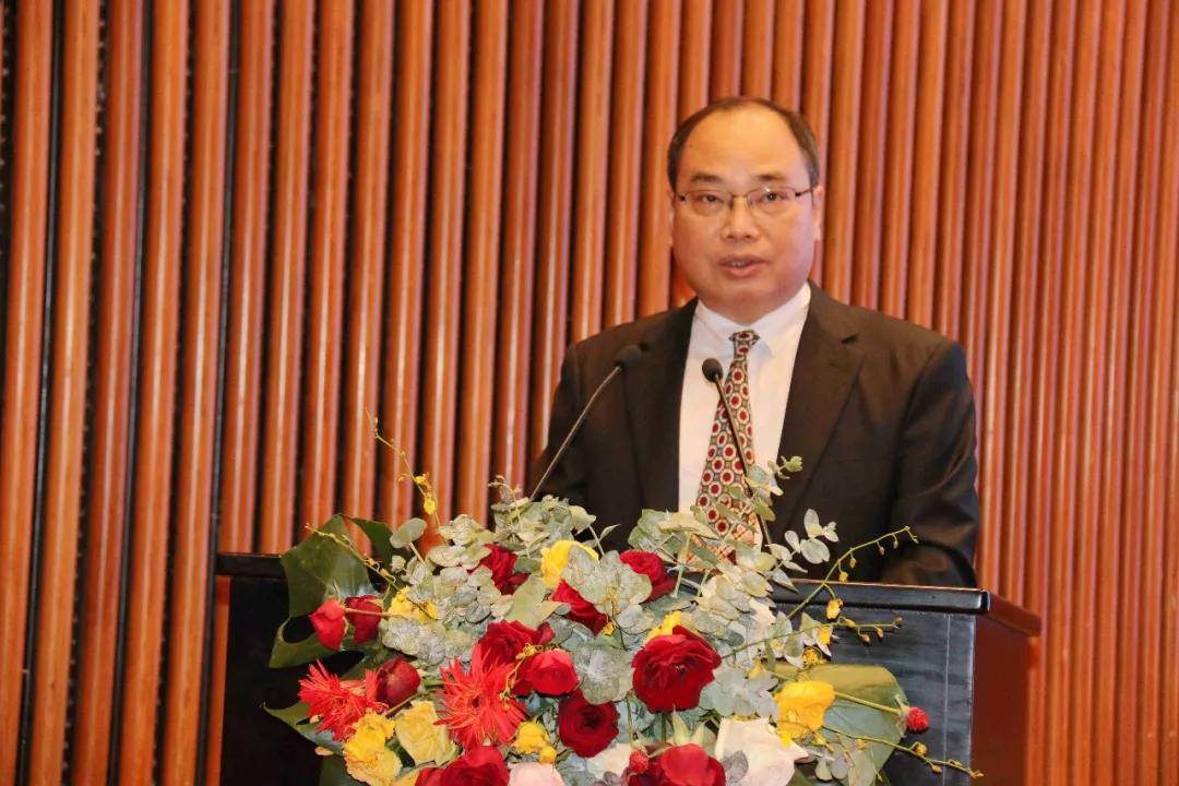 会上,自然资源厅副厅长郑杰忠表示,全区碳酸钙产业必须坚持走"高,大