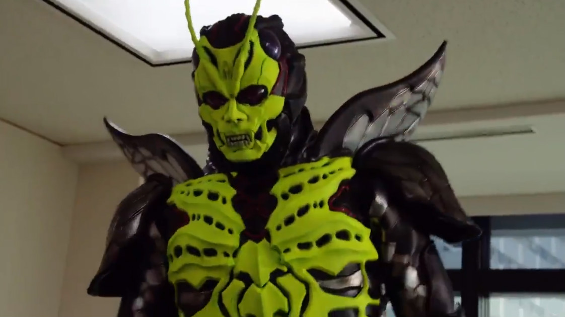 假面骑士01:真相来了,01怪人杀死老社长,01型骑士掀起智能革命_蝗虫