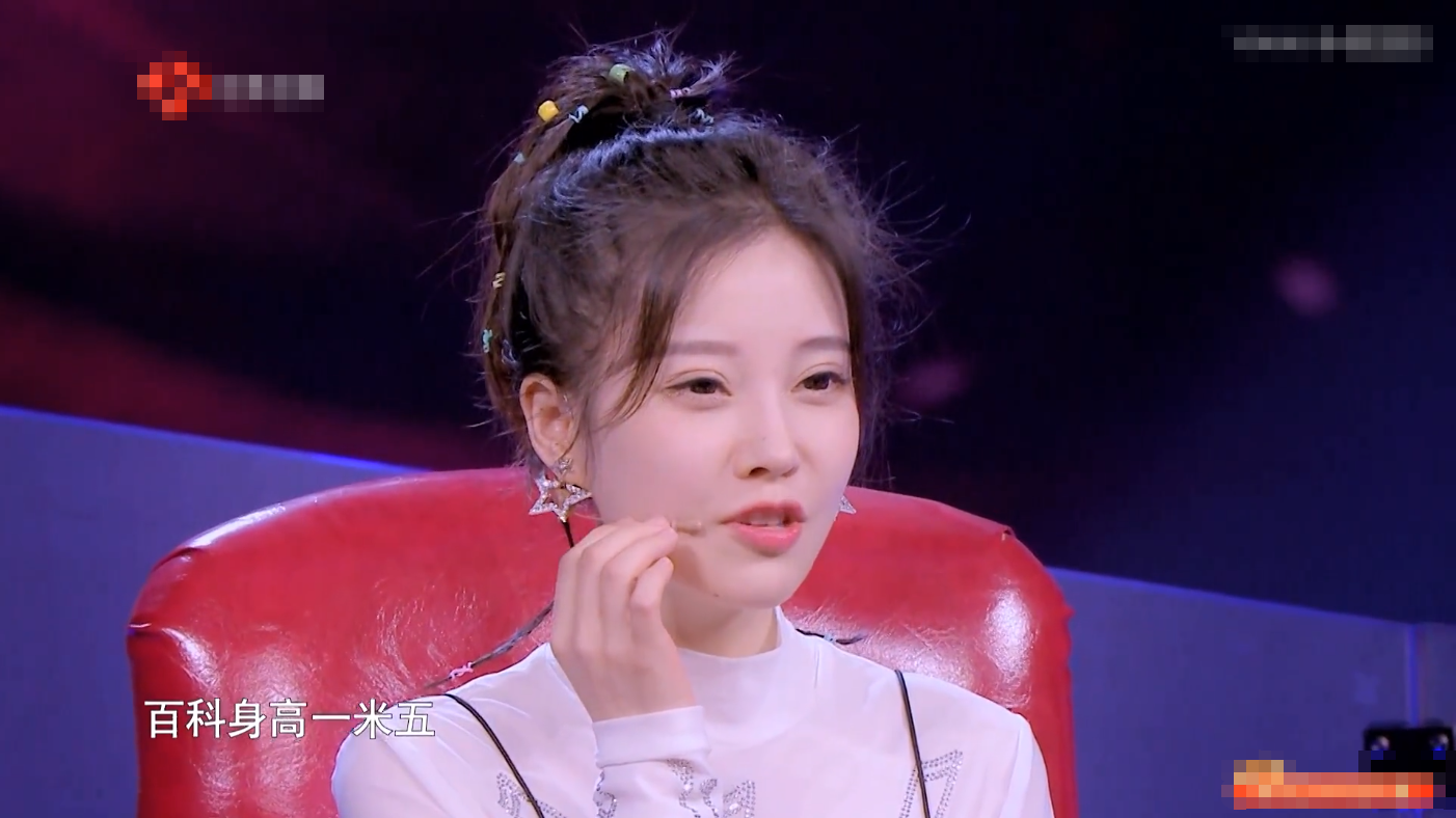 《蒙面唱将》冯提莫加入猜评团,现场亮嗓经典戏曲,声线惊艳全场