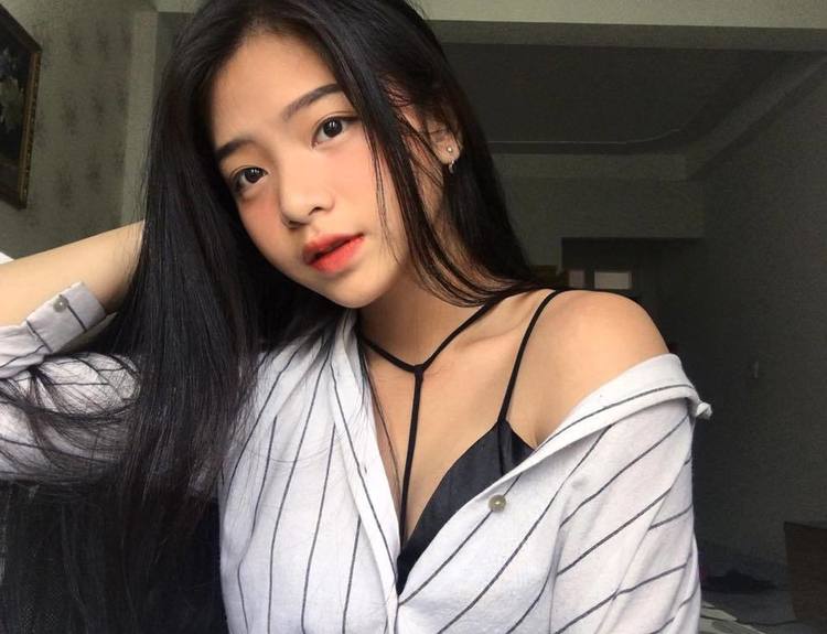 15岁女孩被称为越南国民妹妹,时而清纯时而性感,太好看了