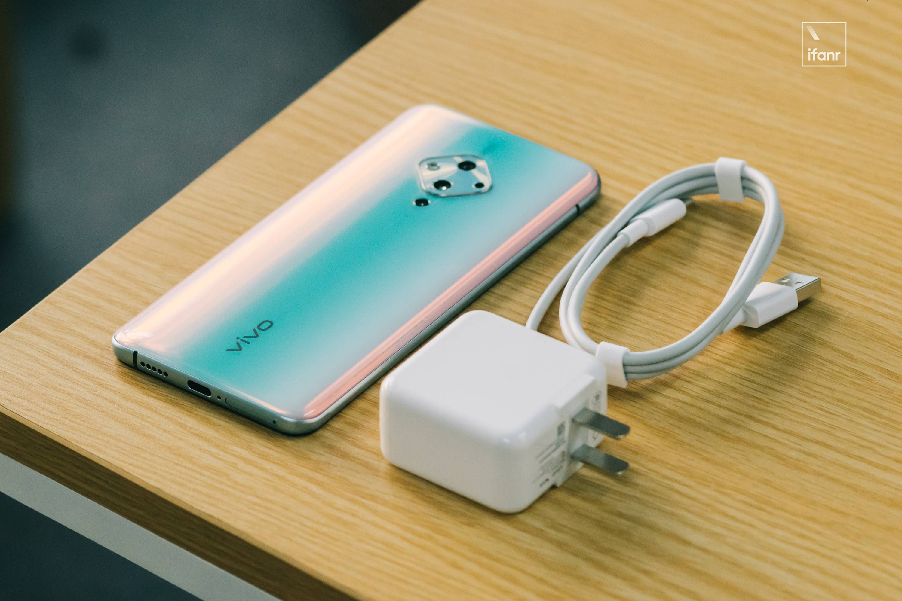 vivos5图赏薄荷绿的极光遇上菱形四摄与最小开孔屏