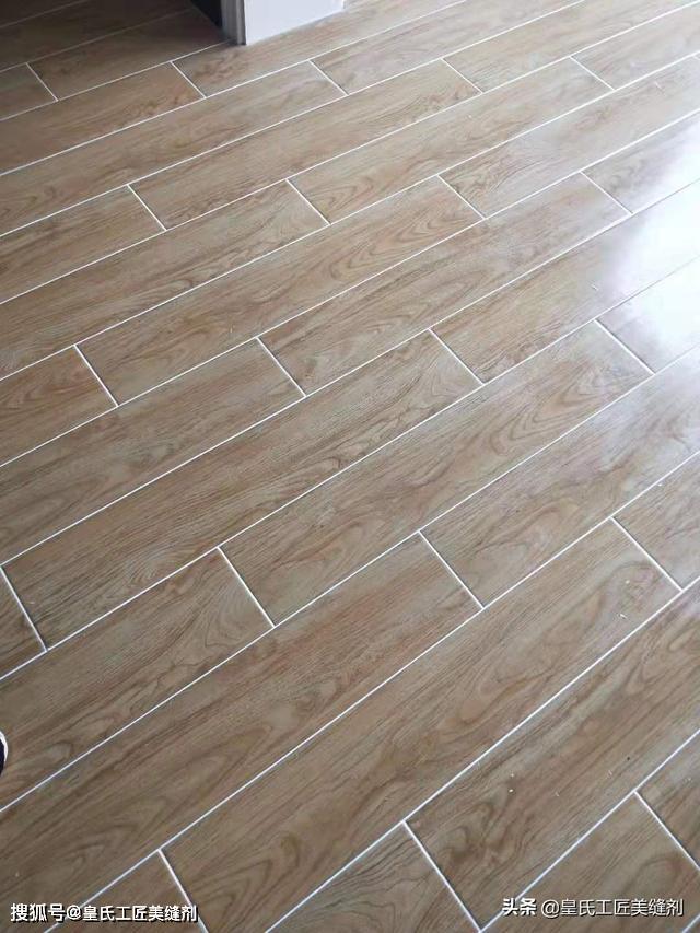 贴木纹瓷砖的卧室瓷白色美缝效果厨房:是食物进行烹饪的空间.