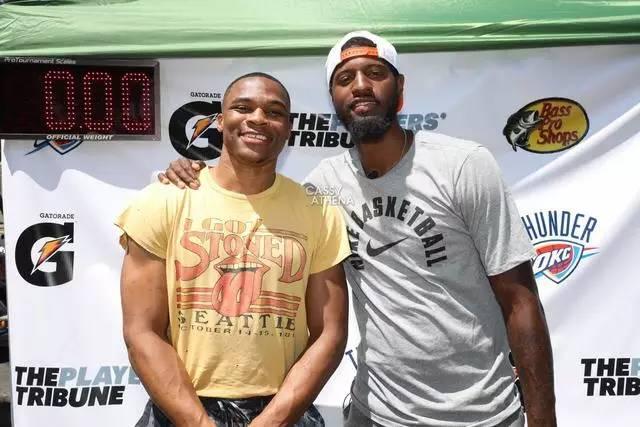 此次对外宣传这双new balance omn1s "baited"的力度也是非常之大:从