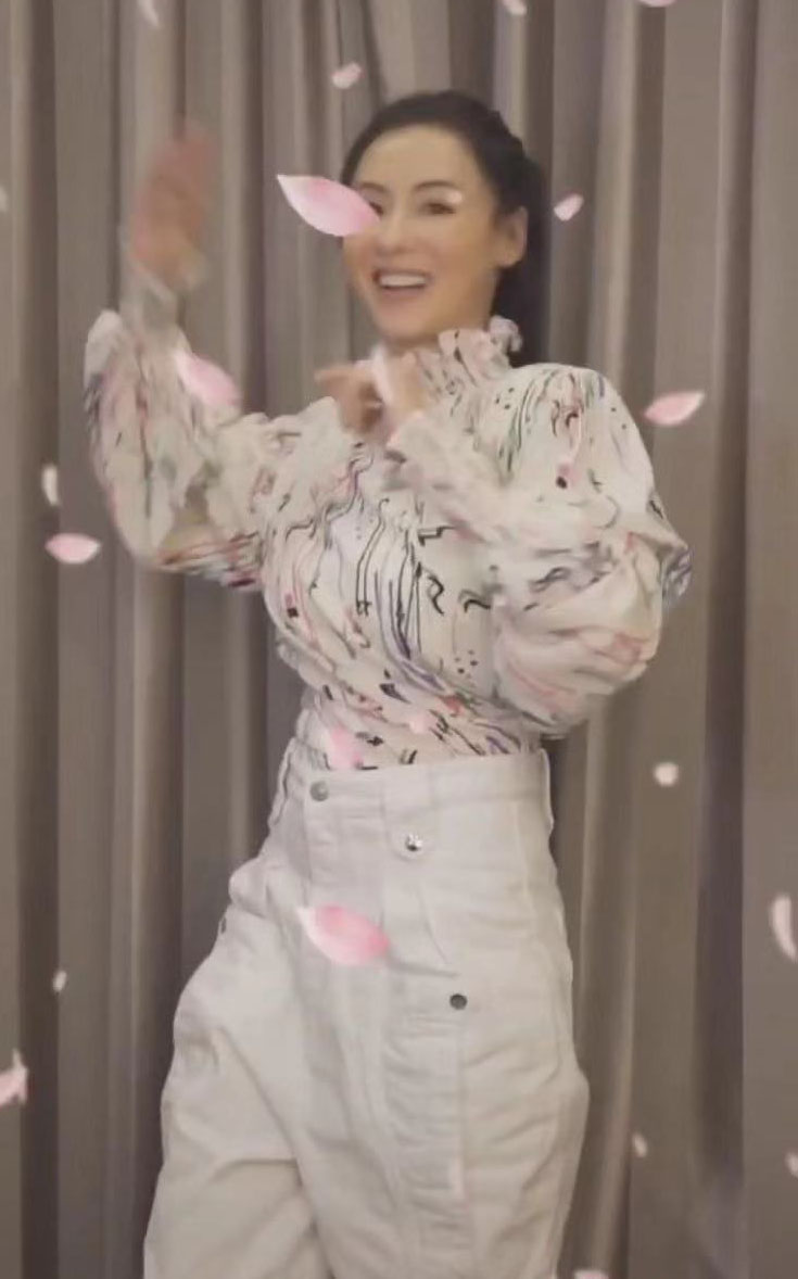原创张柏芝再现郭富城樱花舞,与网红阿纯互夸,一条视频吸粉500万