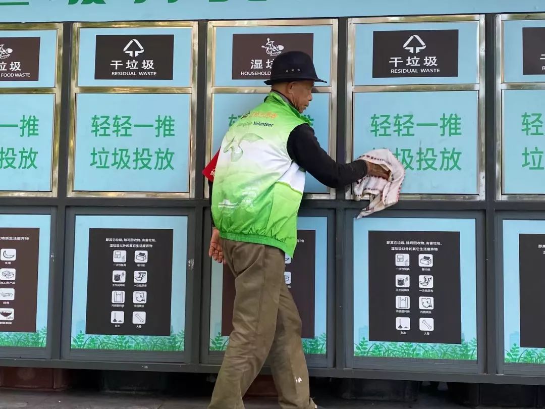 寻找最美志愿者无声胜有声的垃圾分类宣传员