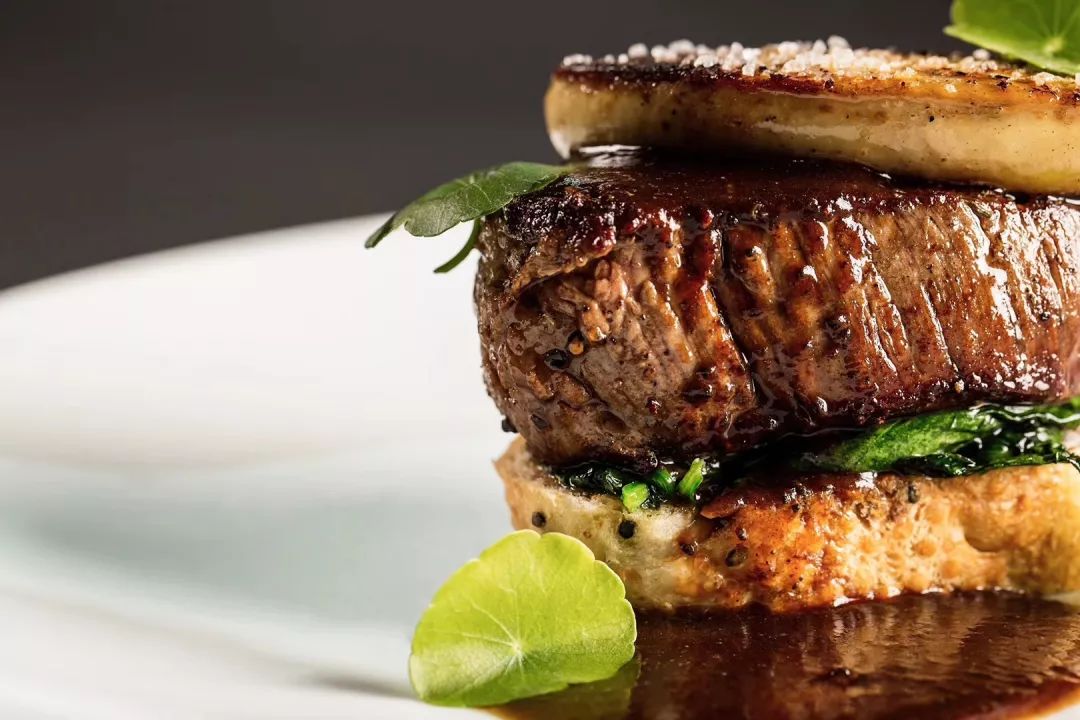 能品尝到丰满的层次,就如同罗西尼的音乐喜剧那样饶富趣味与令人惊艳