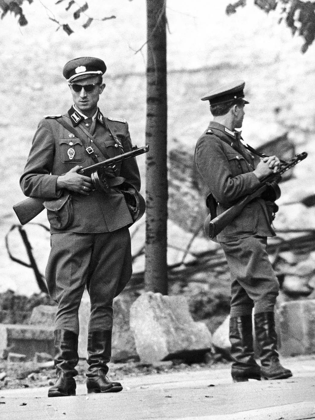 碉堡,6~15米宽的无草皮可留下逃亡者足迹并埋有地雷的空地等15层老