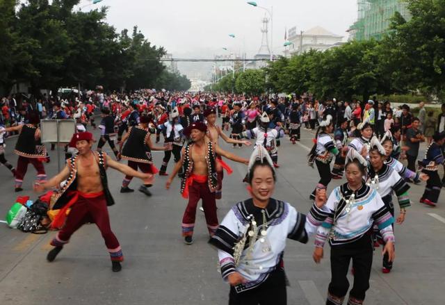 红河县哈尼十月年万人共跳乐作舞嗨翻全城