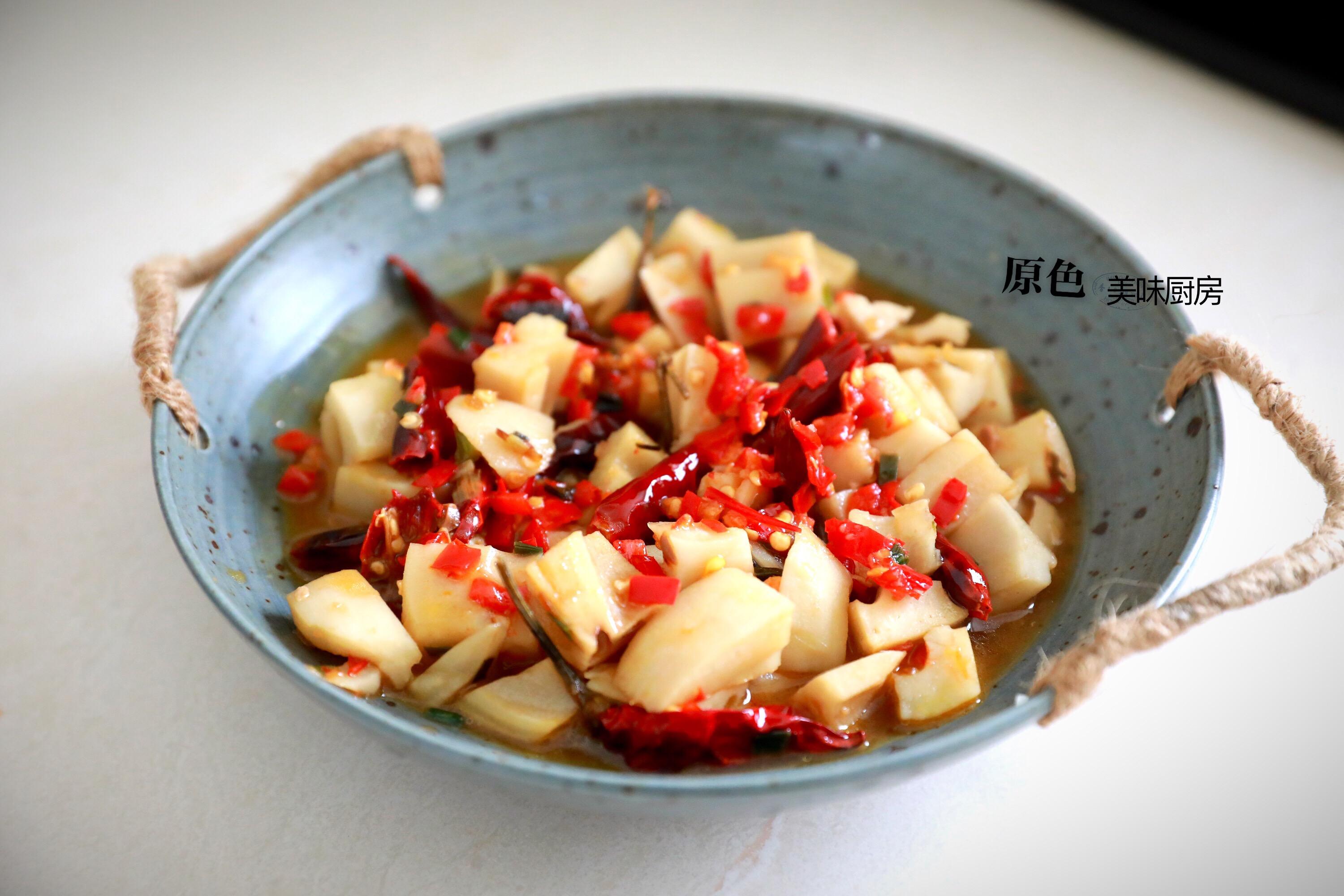 原创这道家常小炒颜色艳丽香辣有味别有一番风味