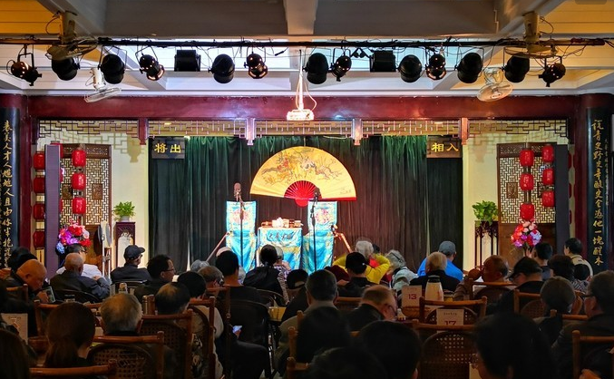 而大华书场作为杭州城赫赫有名的专业书场,拥有415㎡的场地,古色古香