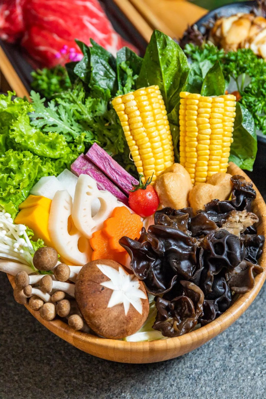 还有飞鱼籽墨鱼滑,蔬菜拼盘……上百种经典菜品,一周恨不能这里吃7天!