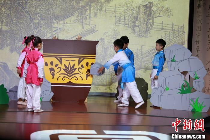 小朋友现场表演"司马光砸缸".主办方供图