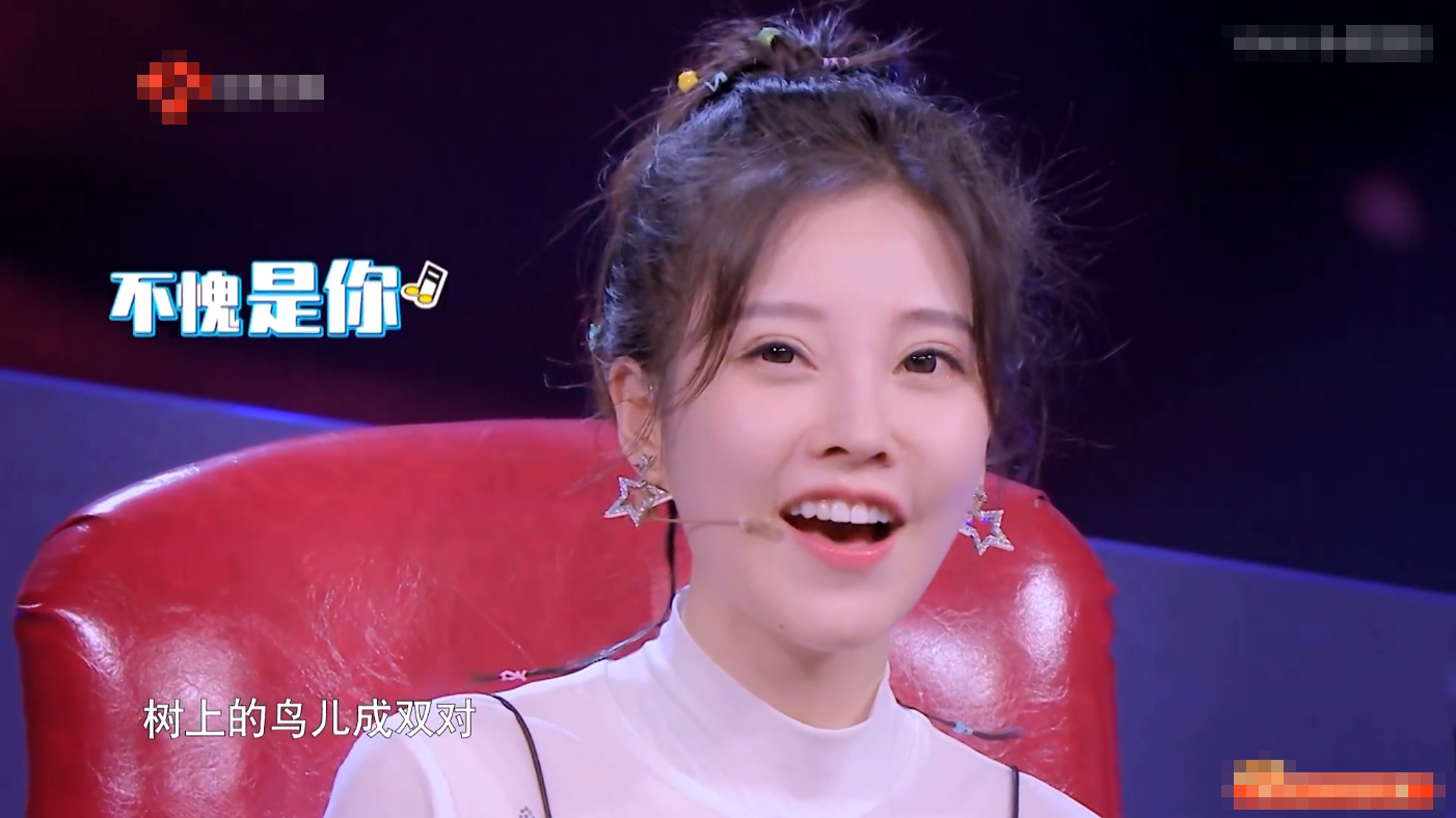 《蒙面唱将》冯提莫加入猜评团,现场亮嗓经典戏曲,声线惊艳全场