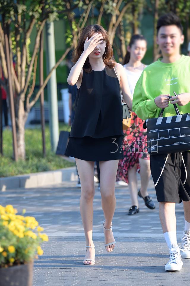 原创街拍露肩连衣裙精致靓丽清爽白衬衫潇洒利落