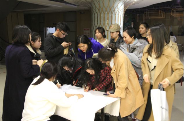 资深服装落地实战专家,中国唯一专注服装批发营销专家—陈泓冰老师