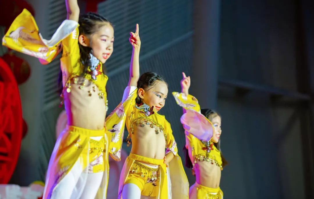 这些为少儿春晚精心表演节目的孩子真棒真美