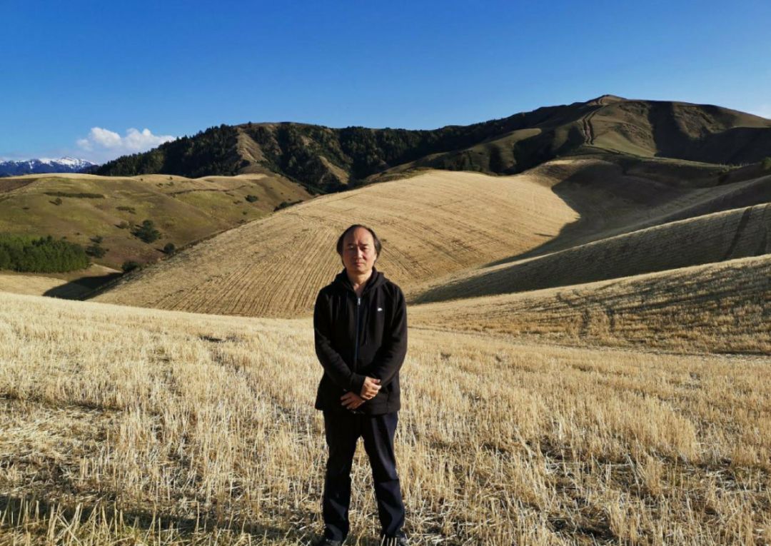 作者简介《一个人的村庄》是刘亮程2006年出版的一部散文集,在这本书