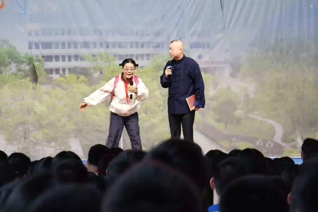 《逗吧逗把街》剧组主要演员欣然赶赴浏阳五中义务演出的