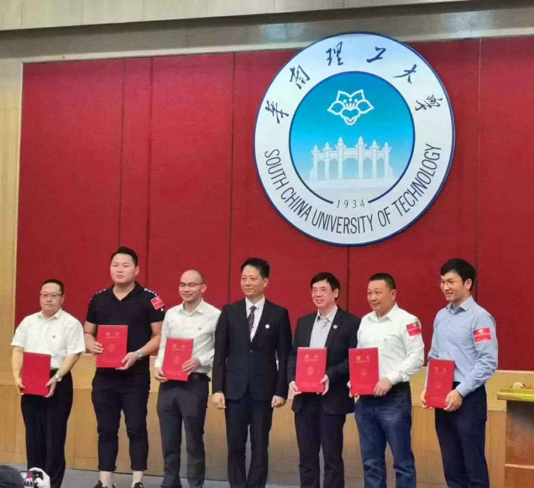 傅轶(银禧科技,文尚胜(华南理工)颁发常务副会长聘书,分别给吴育林