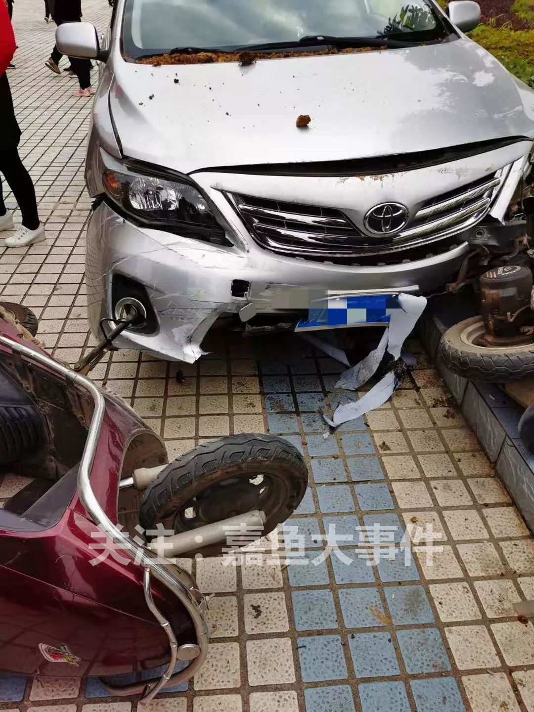 嘉鱼电信广场突发车祸,小车冲垮花坛,横穿现场.