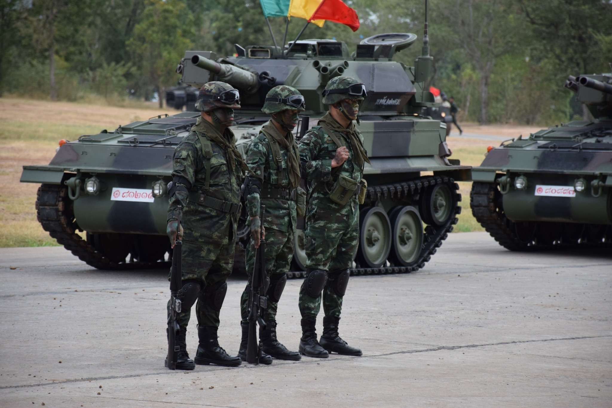 泰国陆军装备的英制fv101蝎式装甲侦察车泰国装甲兵接受检阅中国制造