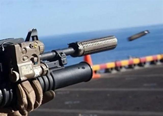 美国产的m4a1卡宾枪(附有m203榴弹发射器和qdss