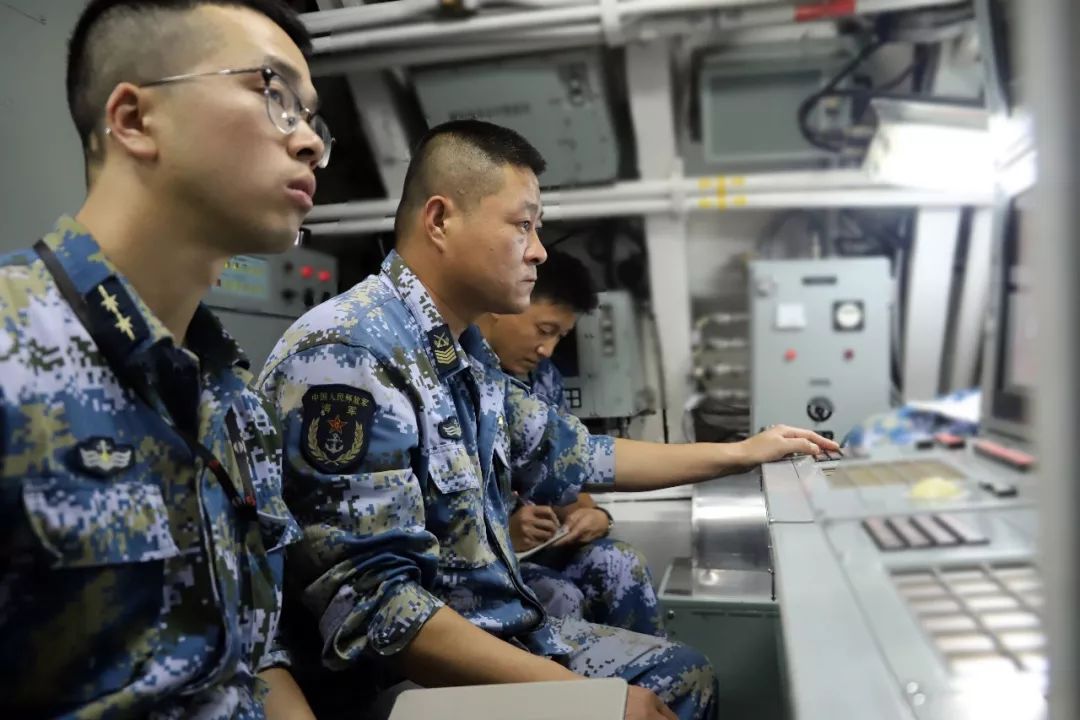 突然,声纳兵听到异常噪音"报告艇长,方位xxx,发现敌舰,跟踪稳定!