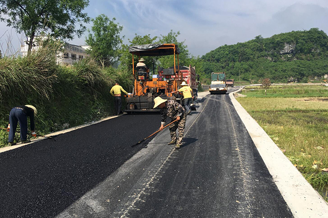 村村通公路修建,水泥管够,却不修柏油路,为啥?原因很简单