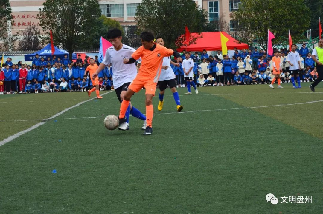 盘州市第八中学男子足球队邀请盘州市第四小学男子足球队进行二十分钟