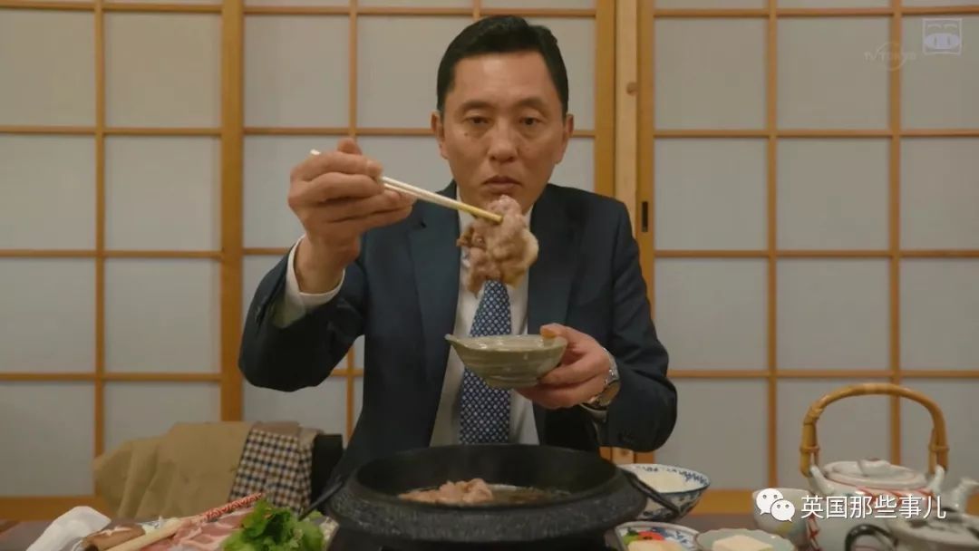 在很多人看来,一个人吃饭是无比孤独寂寞的事情,五郎品尝美食时脸上