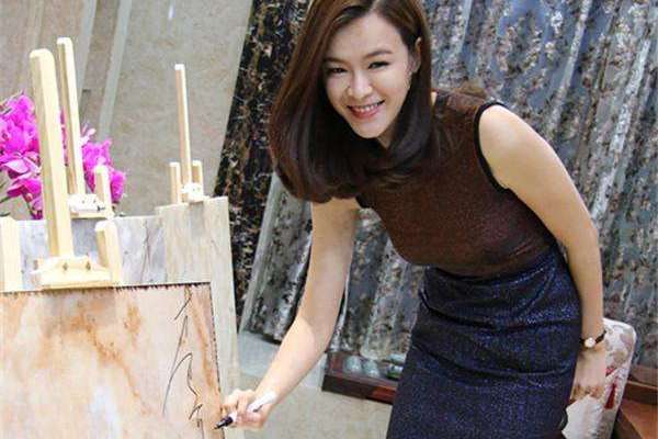 原创 李艾晒出小灯泡嘟萌照,一家三口出门遛弯